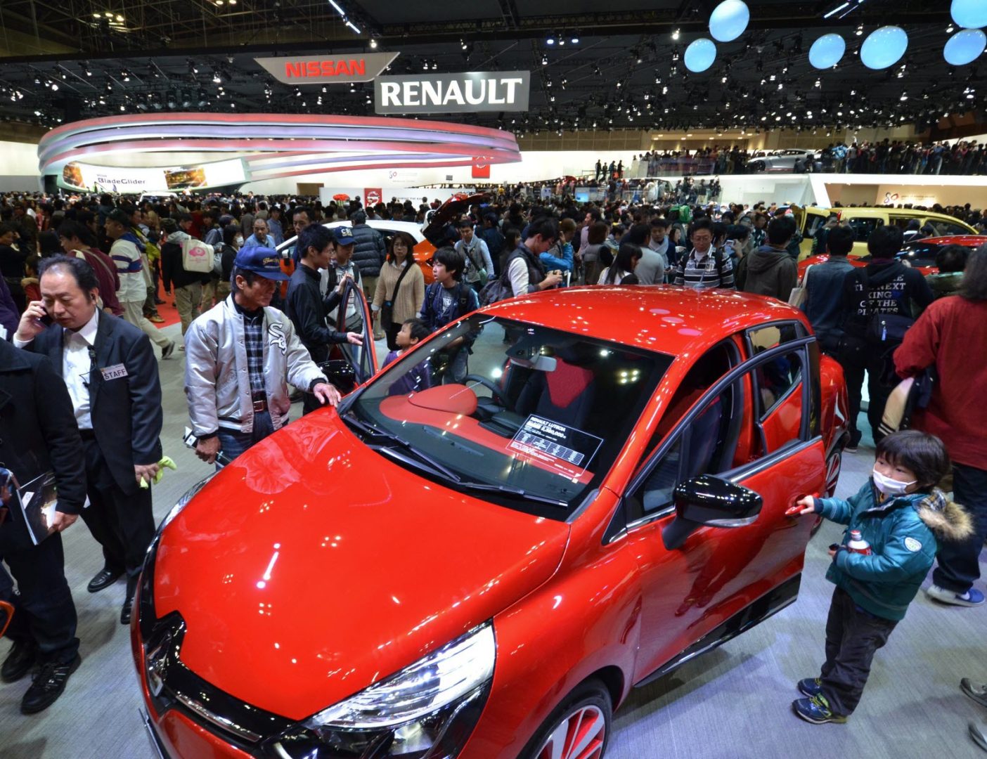 découvrez comment renault s'adapte face à la concurrence chinoise sur le marché automobile, en mettant en avant ses stratégies innovantes et ses initiatives pour se démarquer dans un environnement compétitif en constante évolution.