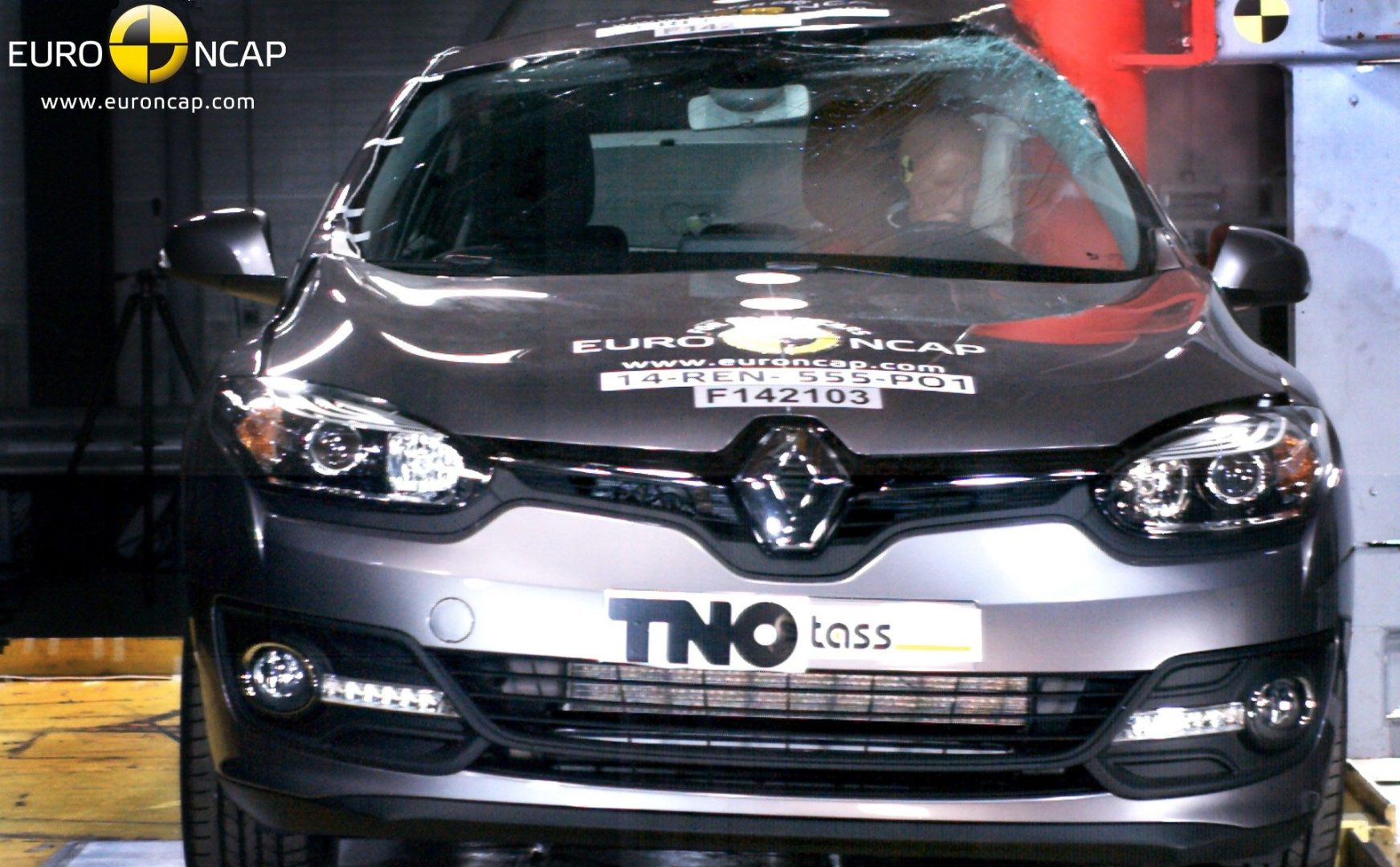 découvrez les résultats des crash-tests des véhicules peugeot et renault, avec une analyse approfondie des décalages d'étoiles en matière de sécurité. informez-vous sur les performances des modèles phares et les enjeux de la sécurité routière.
