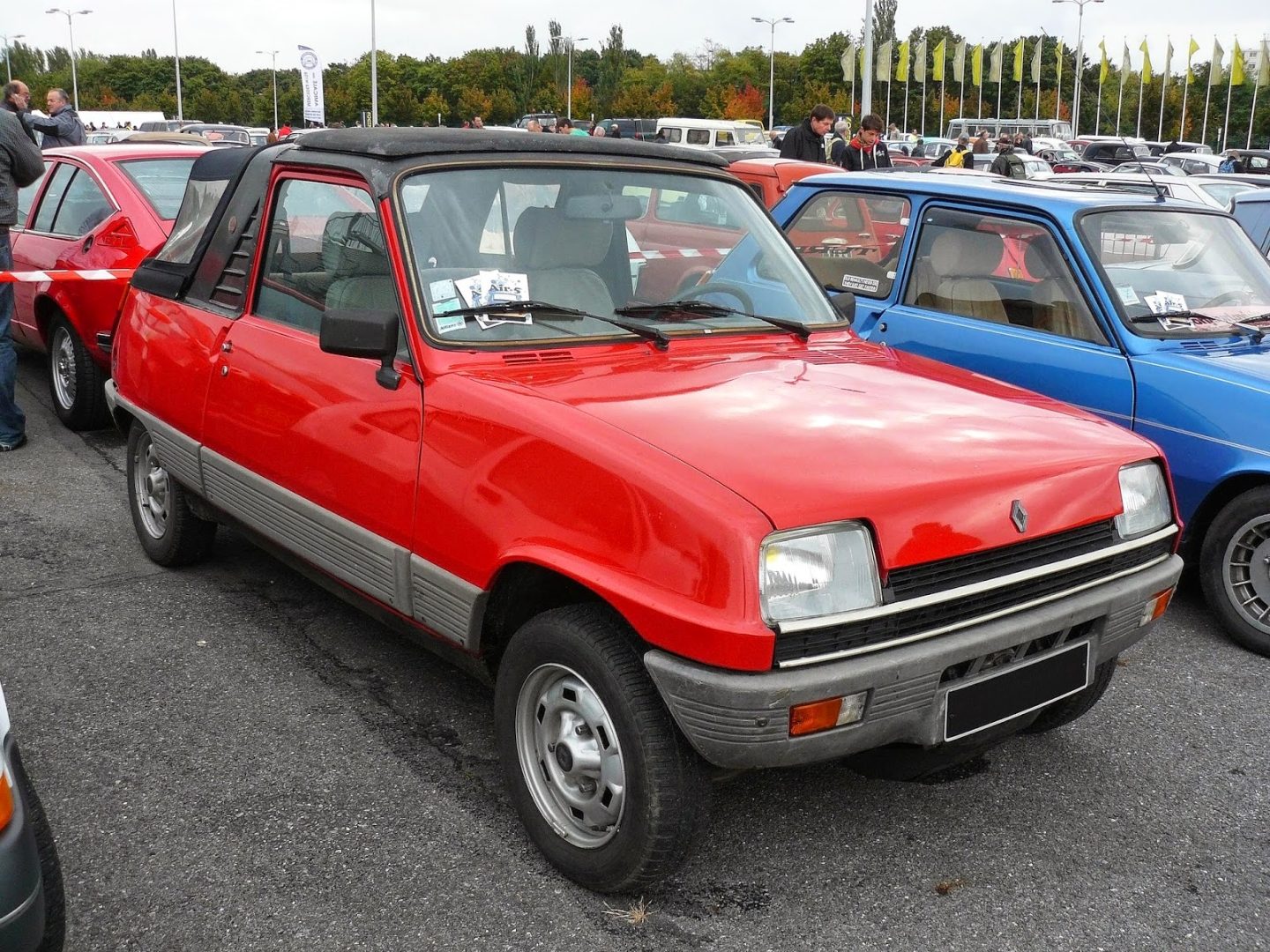découvrez la renault 5, une icône du minimalisme audacieux qui allie design élégant et innovation. explorez son style intemporel et ses performances remarquables qui redéfinissent la conduite moderne.