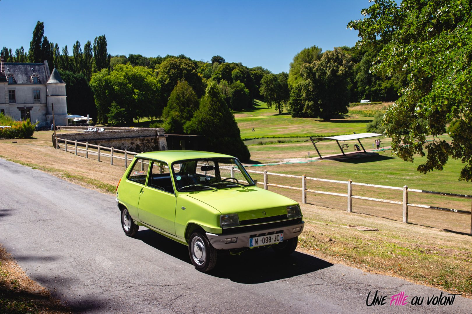 découvrez la renault 5, un modèle emblématique qui allie minimalisme et audace. avec son design épuré et ses lignes modernes, elle réinvente le concept de la voiture citadine, alliant élégance et praticité pour une expérience de conduite unique.