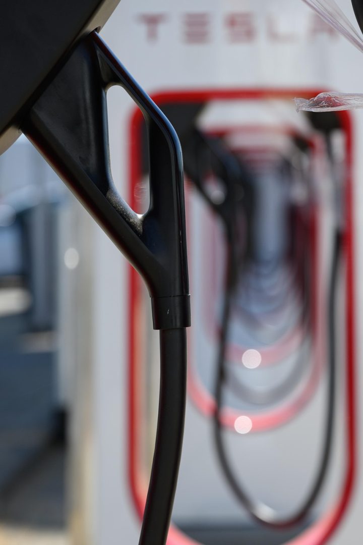 découvrez l'univers innovant de tesla, pionnier de la voiture électrique et des technologies durables. explorez nos modèles performants, notre engagement envers l'énergie renouvelable et les avancées révolutionnaires en matière d'automatisation et de conduite autonome.