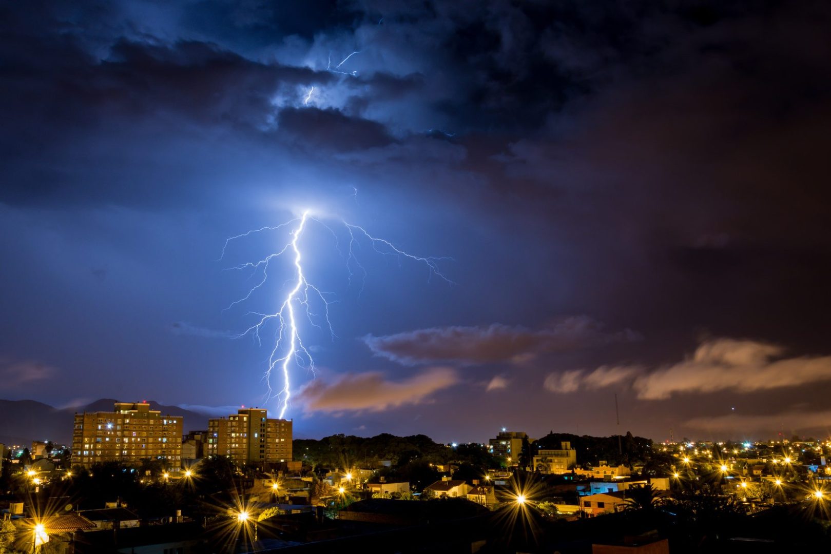 découvrez comment bien protéger votre véhicule en cas d'orages grâce à nos solutions d'assurances automobiles adaptées. assurez-vous une tranquillité d'esprit face aux intempéries et roulez en toute sécurité.