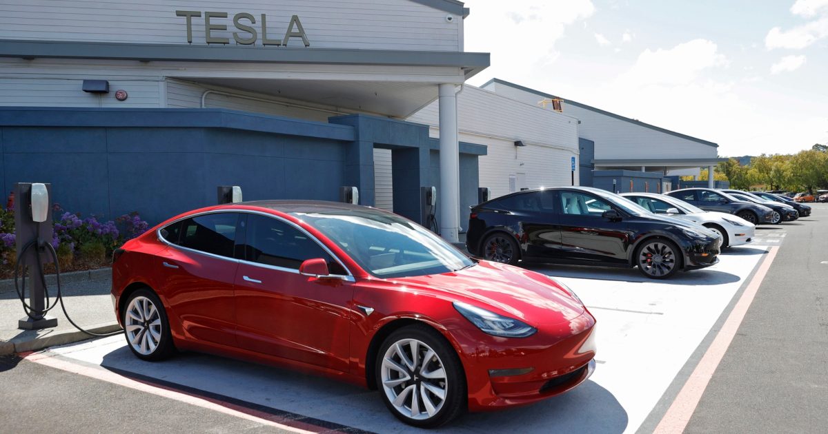 découvrez les dernières baisses de prix sur les véhicules tesla. profitez d'offres exclusives et d'économies sur vos modèles électriques préférés pour un avenir durable à prix réduit.