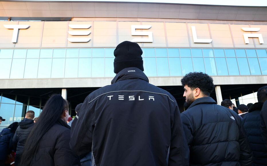 découvrez les raisons qui poussent à boycotter tesla en europe, un mouvement qui soulève des enjeux éthiques, environnementaux et sociaux. analysez les conséquences de cette initiative sur le marché automobile et les pratiques de consommation responsables.