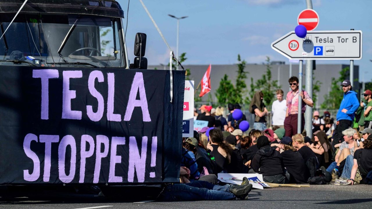 découvrez les raisons derrière le mouvement de boycott de tesla en europe. analyse des préoccupations environnementales, des pratiques commerciales et des réactions des consommateurs face à la marque.
