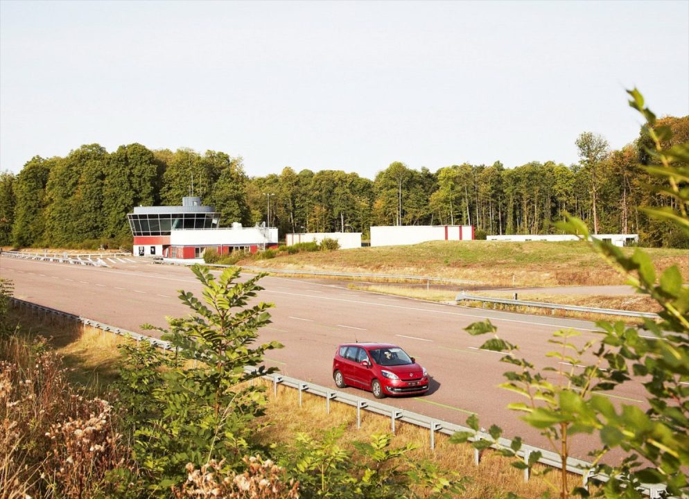 découvrez le centre technique renault, un espace dédié à l'innovation et à la recherche automobile, où expertise et technologies de pointe se rejoignent pour améliorer la performance et la sécurité des véhicules renault.
