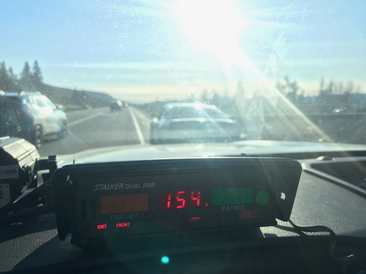 un conducteur a été intercepté à la vitesse impressionnante de 212 km/h, suscitant des questions sur la sécurité routière et les comportements à risque sur les routes. découvrez les détails de cet incident qui met en lumière les dangers d'une conduite excessive.