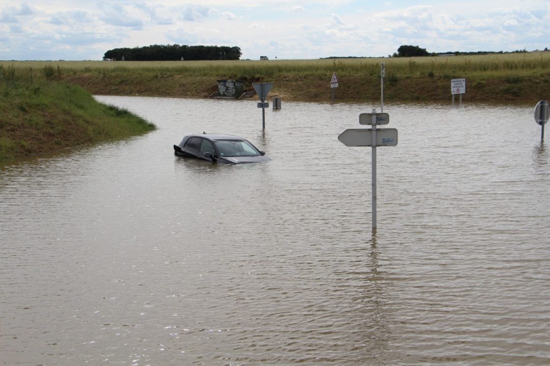 découvrez comment obtenir une indemnisation pour les dommages causés par l'orage et la grêle sur votre véhicule en île-de-france. guide complet sur les démarches à suivre et les recours possibles.