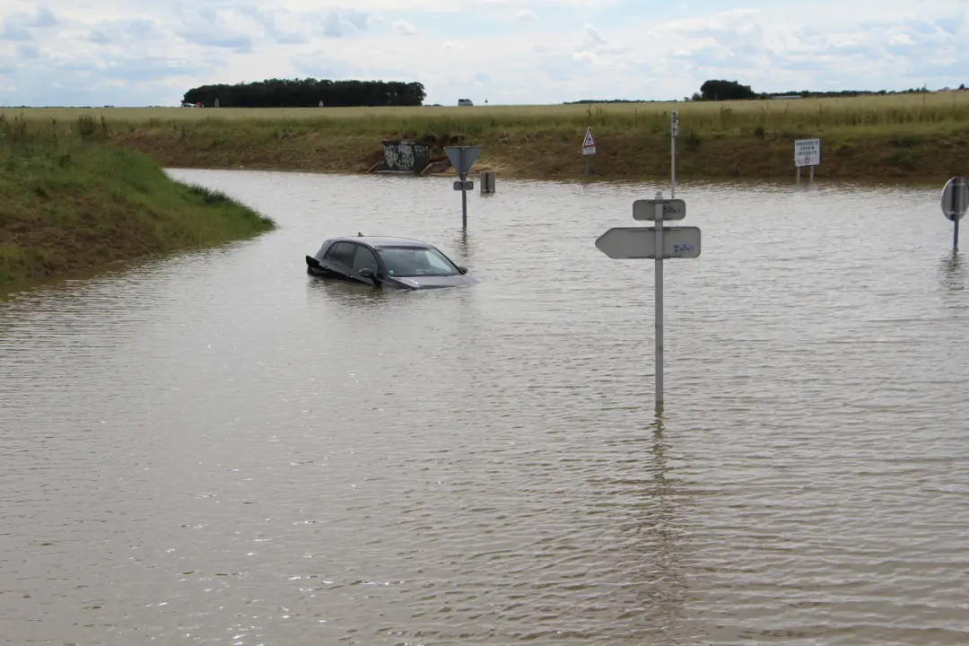 découvrez comment obtenir une indemnisation pour les dommages causés par l'orage et la grêle sur votre véhicule en île-de-france. guide complet sur les démarches à suivre et les recours possibles.