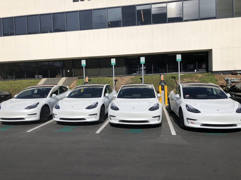 découvrez les parkings tesla aux états-unis, des stations de recharge pratiques et stratégiquement situées pour faciliter vos trajets. explorez notre guide pour localiser les points de recharge, optimiser vos voyages en tesla et profiter d'une expérience de conduite électrique sans souci.