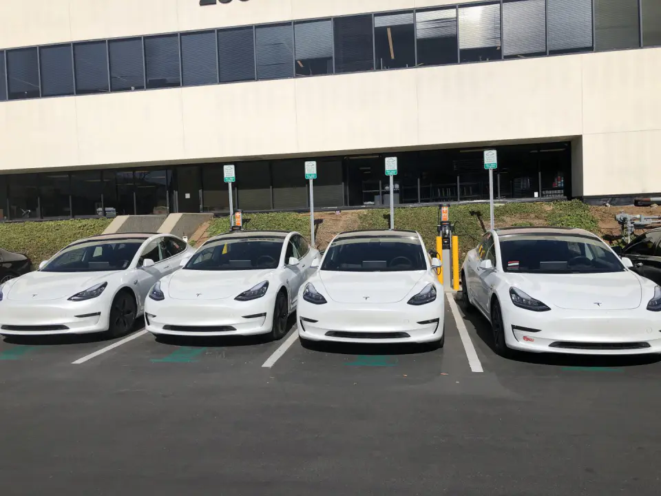 découvrez les parkings tesla aux états-unis, des stations de recharge pratiques et stratégiquement situées pour faciliter vos trajets. explorez notre guide pour localiser les points de recharge, optimiser vos voyages en tesla et profiter d'une expérience de conduite électrique sans souci.