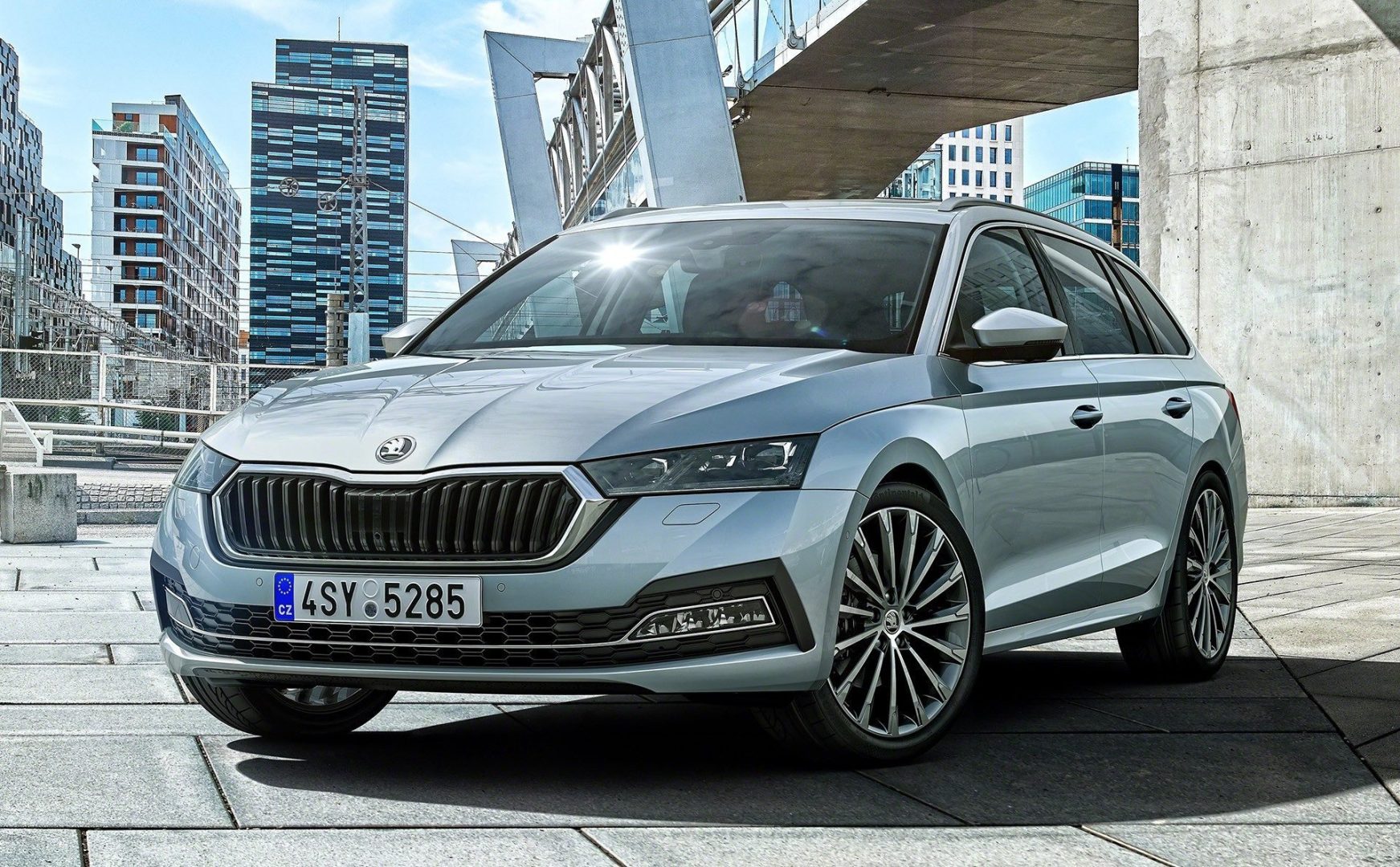 découvrez la comparaison entre skoda et renault 5, deux voitures emblématiques qui allient performance, confort et style. analysez leurs caractéristiques, avantages et inconvénients pour faire le meilleur choix selon vos besoins.