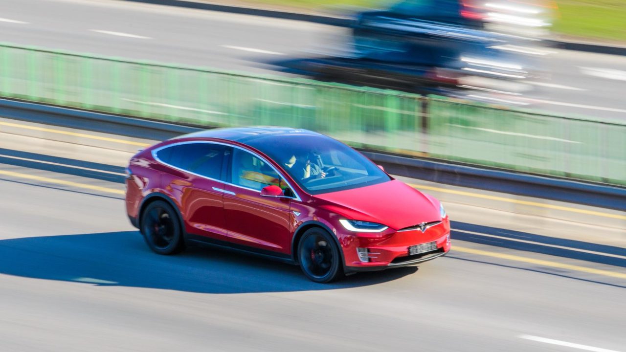 découvrez comment tesla se positionne au sommet des véhicules électriques avec ses innovations, performances et modèle durables. explorez l'avenir de la mobilité éco-responsable grâce à tesla.
