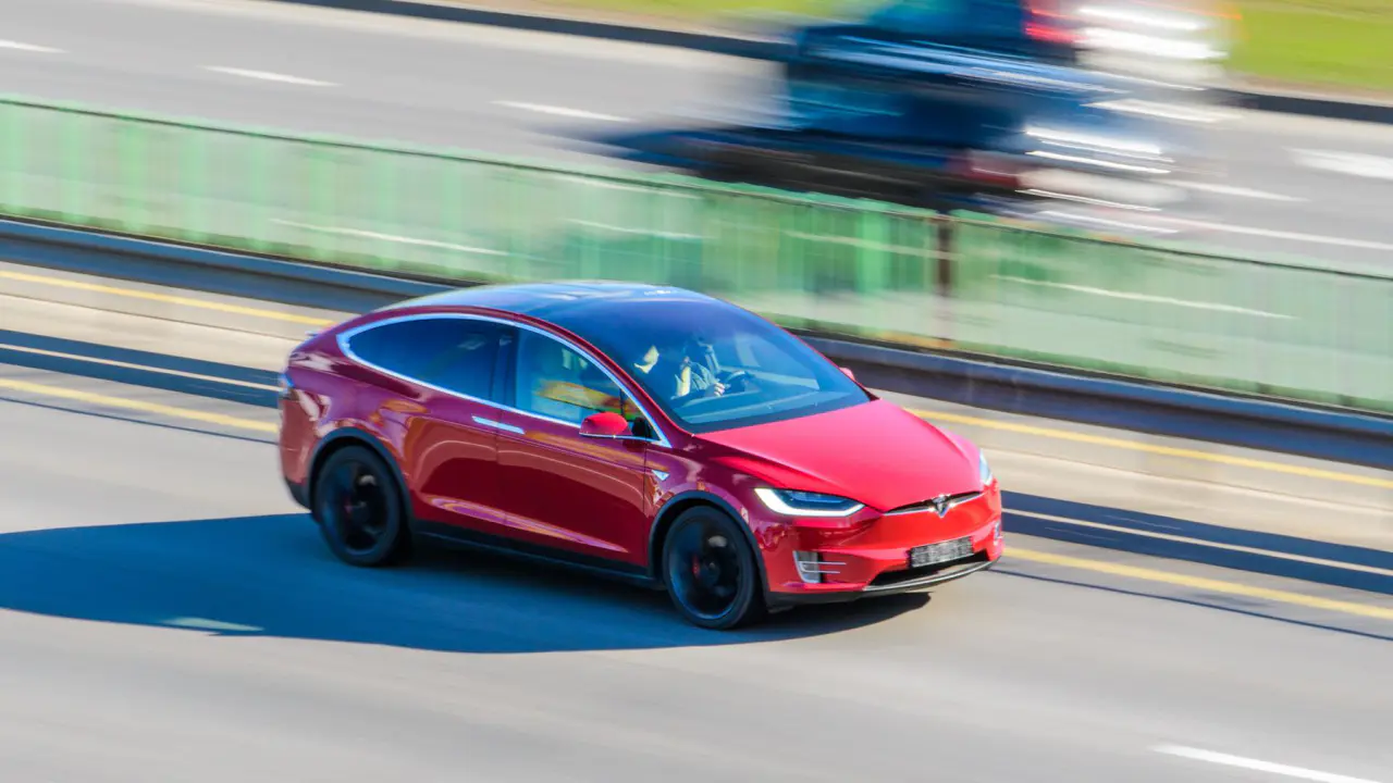 découvrez comment tesla se positionne au sommet des véhicules électriques avec ses innovations, performances et modèle durables. explorez l'avenir de la mobilité éco-responsable grâce à tesla.