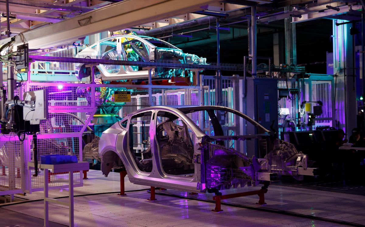 découvrez comment volkswagen prend de l'avance sur tesla dans la course aux robots-taxis, en mettant en avant ses innovations technologiques et ses projets ambitieux pour révolutionner le transport urbain. plongez dans l'avenir de la mobilité avec les dernières avancées de ces deux géants de l'automobile.