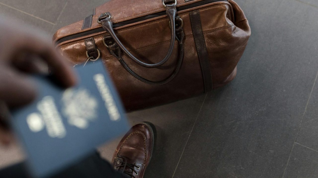 découvrez les démarches essentielles à réaliser pour votre assurance auto avant de partir en voyage. informez-vous sur les garanties nécessaires, les documents à préparer et les astuces pour voyager l'esprit tranquille.