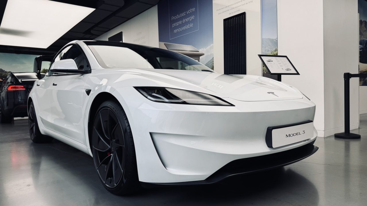 découvrez les enjeux et débats autour de l'autonomie de la tesla model 3 : une analyse des performances, des limitations et des perspectives d'amélioration pour le futur des véhicules électriques.