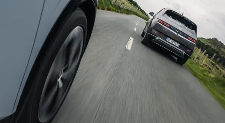 découvrez notre comparatif détaillé entre le hyundai ioniq 5 et la renault 5 e-tech. analysez les performances, l'autonomie, le design et les technologies de ces deux modèles électriques pour déterminer lequel répond le mieux à vos besoins. informez-vous sur les avantages et inconvénients de chaque véhicule et faites le choix éclairé qui vous correspond.
