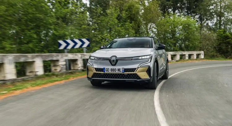 découvrez notre comparatif complet entre le hyundai ioniq 5 et la renault 5 e-tech. analysez les performances, l'autonomie, le design et les caractéristiques techniques pour choisir le modèle qui correspond le mieux à vos attentes en matière de véhicules électriques.