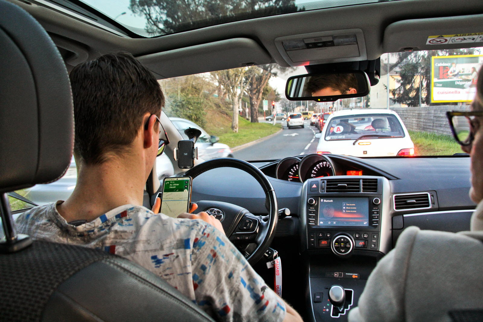 découvrez les risques et conséquences de conduire sans assurance en france. informez-vous sur les lois en vigueur et les solutions pour garantir votre sécurité routière et celle des autres conducteurs.