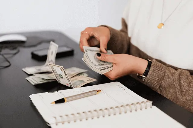 découvrez tout ce qu'il faut savoir sur le débiteur : définition, droits et obligations, ainsi que les implications financières et juridiques. informez-vous sur les différentes situations de dettes et comment gérer efficacement votre statut de débiteur.