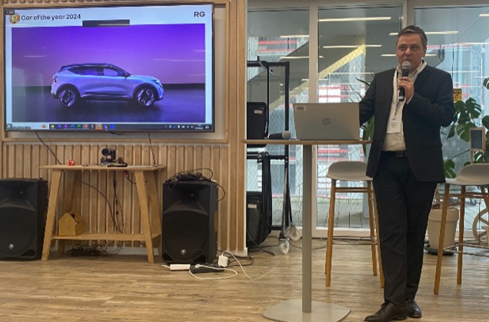découvrez comment renault intègre l'intelligence artificielle dans ses processus de fabrication pour optimiser la production, réduire les coûts et améliorer la qualité. un regard sur l'avenir de l'industrie automobile à travers l'innovation et la technologie.