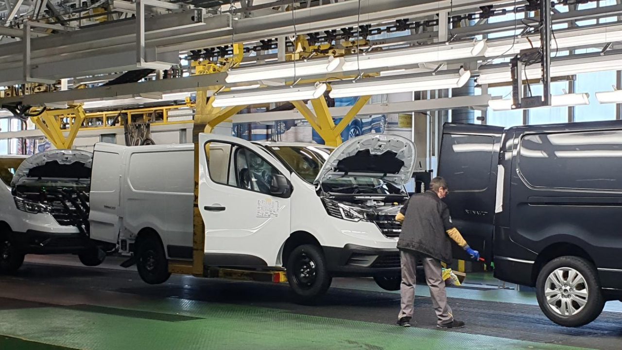 découvrez la renault sandouville, une berline alliant design moderne, confort optimal et performances fiables. explorez ses caractéristiques innovantes et ses technologies de pointe pour une expérience de conduite inégalée.