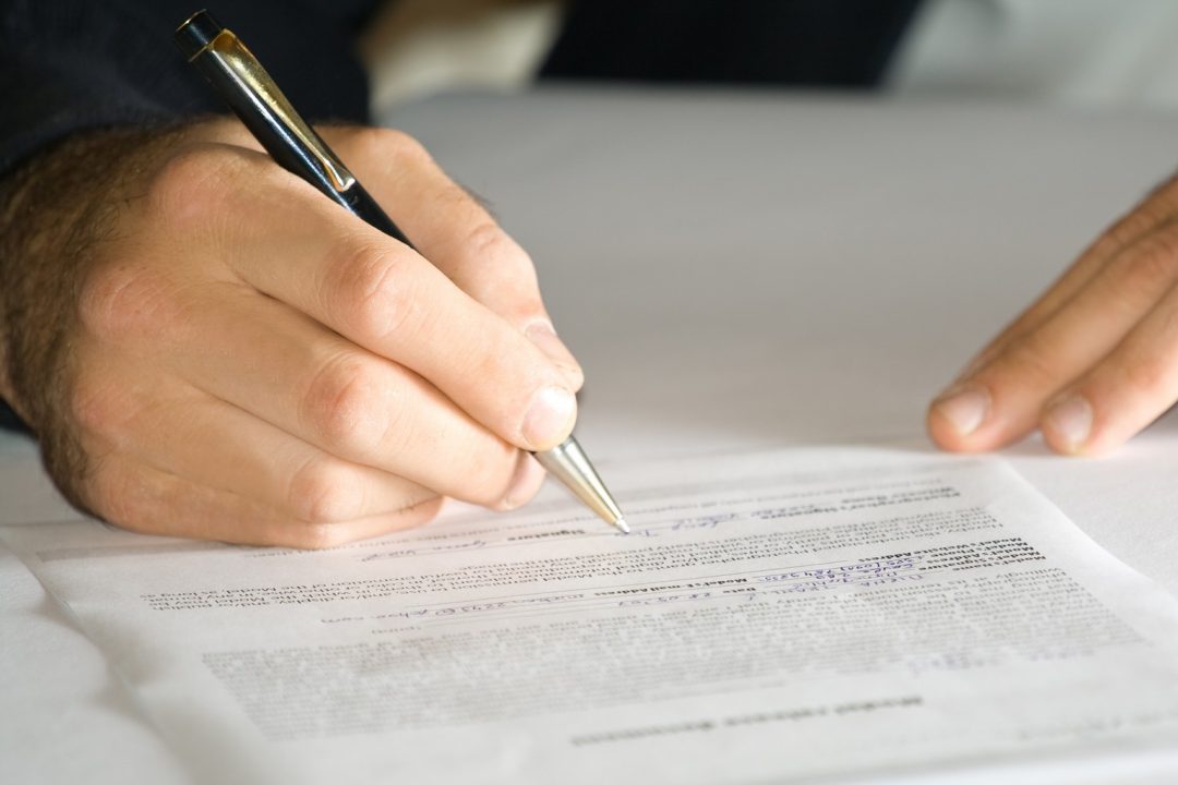 découvrez comment résilier votre contrat d'assurance facilement et rapidement. suivez nos conseils pratiques pour naviguer dans les démarches et obtenir vos droits en toute sérénité.