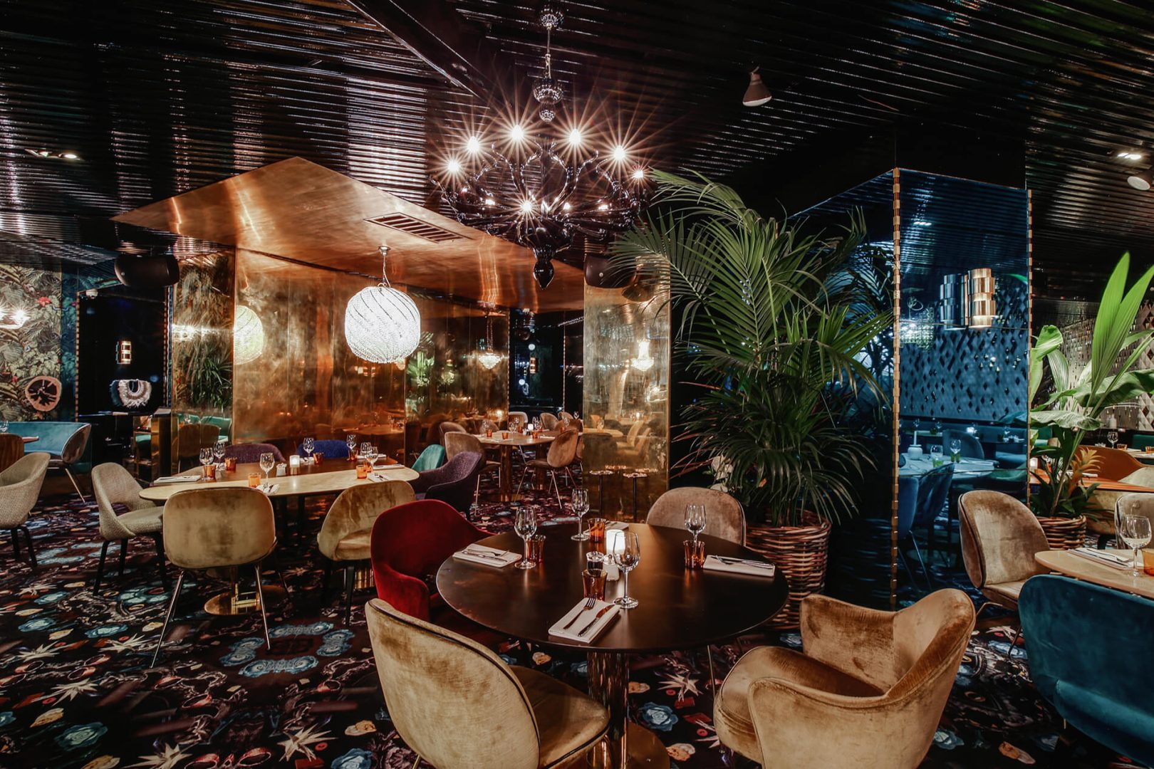découvrez le restaurant tesla à los angeles, un lieu innovant alliant gastronomie de qualité et ambiance futuriste. savourez des plats raffinés tout en appréciant l'esthétique unique inspirée par la célèbre marque de voiture électrique. une expérience culinaire unique vous attend au cœur de la.