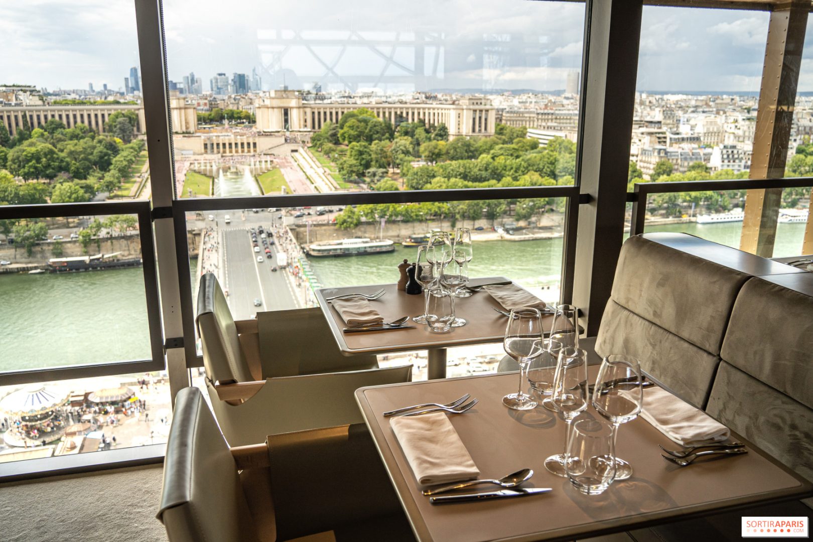 découvrez le restaurant tesla à los angeles, un lieu où innovation culinaire et ambiance moderne se rencontrent. savourez des plats inspirés de la technologie tout en profitant d'un cadre unique qui célèbre l'esprit de la marque tesla. réservez votre table dès maintenant !