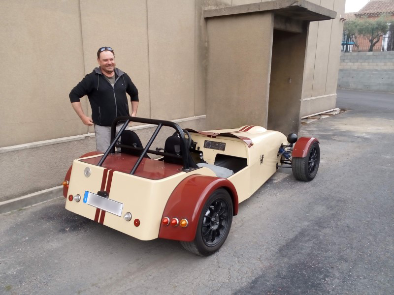 découvrez l'univers du roadster avec une touche d'humour ! plongez dans nos plaisanteries et anecdotes amusantes autour de ces voitures emblématiques. parfait pour les passionnés qui aiment allier vitesse et joie de vivre.