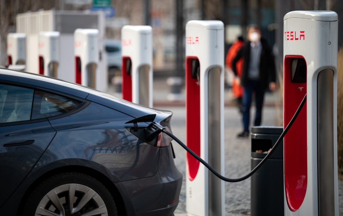 découvrez notre station de recharge tesla autonome, designed pour offrir une solution pratique et rapide pour recharger votre véhicule électrique. profitez d'une technologie innovante et d'un accès facile à des bornes de recharge de haute performance, le tout dans un environnement convivial.