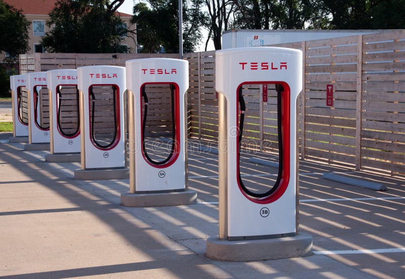 découvrez notre station de recharge tesla autonome, conçue pour offrir une expérience de recharge rapide et pratique. rechargez votre véhicule électrique en toute sérénité grâce à notre technologie avancée et à une disponibilité 24/7. explorez l'avenir de la mobilité durable !