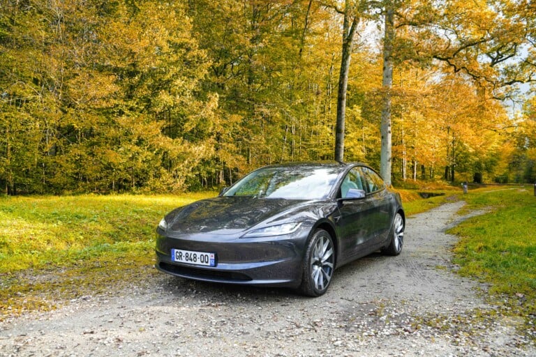 découvrez comment tesla fait face à des défis majeurs dans un marché automobile en constante évolution. analyse des enjeux financiers, des innovations technologiques et des stratégies de survie de la marque emblématique.