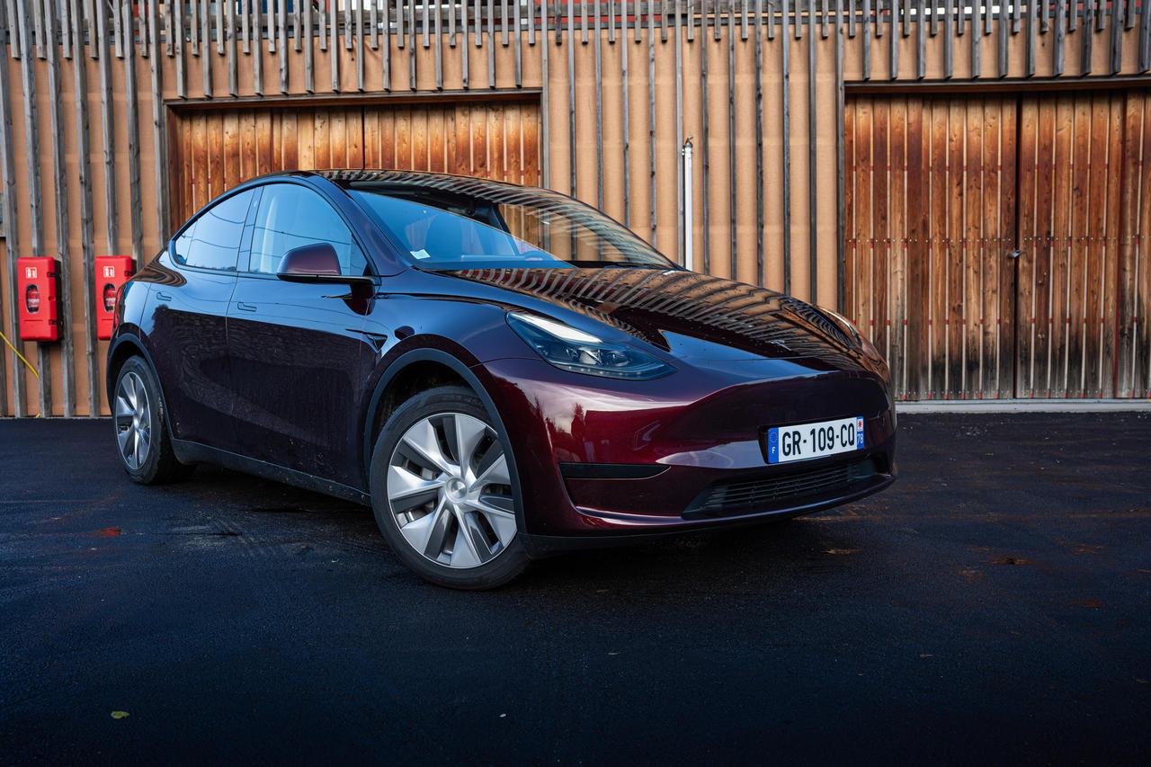 découvrez pourquoi tesla a décidé de supprimer deux de ses modèles en europe, une décision qui pourrait avoir un impact significatif sur sa stratégie sur le marché européen et la transition vers des véhicules électriques.