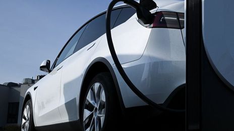 découvrez pourquoi tesla a décidé de supprimer deux de ses modèles en europe, une décision qui pourrait influencer le marché automobile et les préférences des consommateurs. restez informé des dernières actualités et des impacts de cette annonce sur la mobilité électrique.
