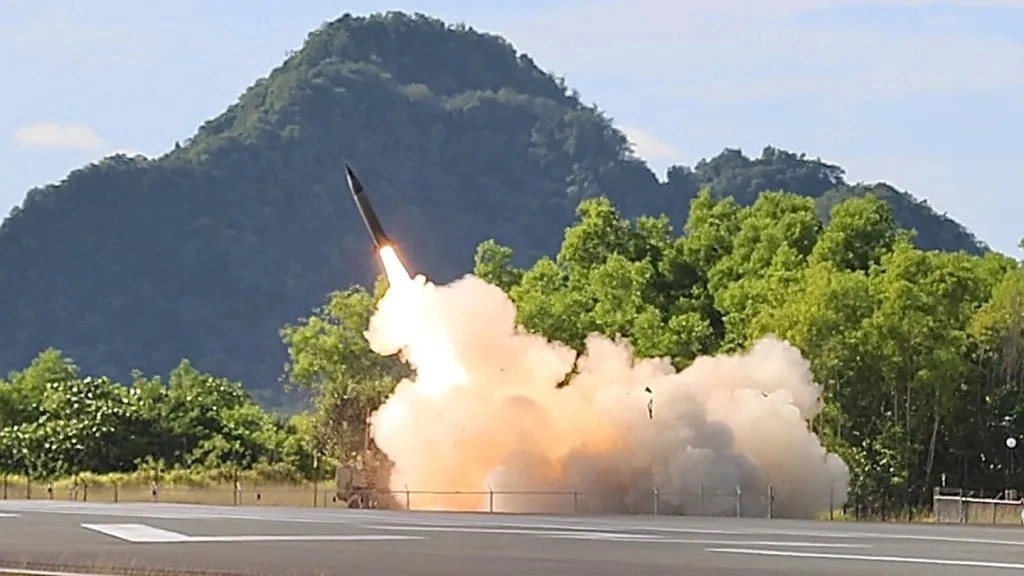 découvrez comment l'armée américaine intègre des technologies innovantes en combinant des missiles de pointe avec le cybertruck pour renforcer ses capacités de défense et de mobilité sur le terrain.