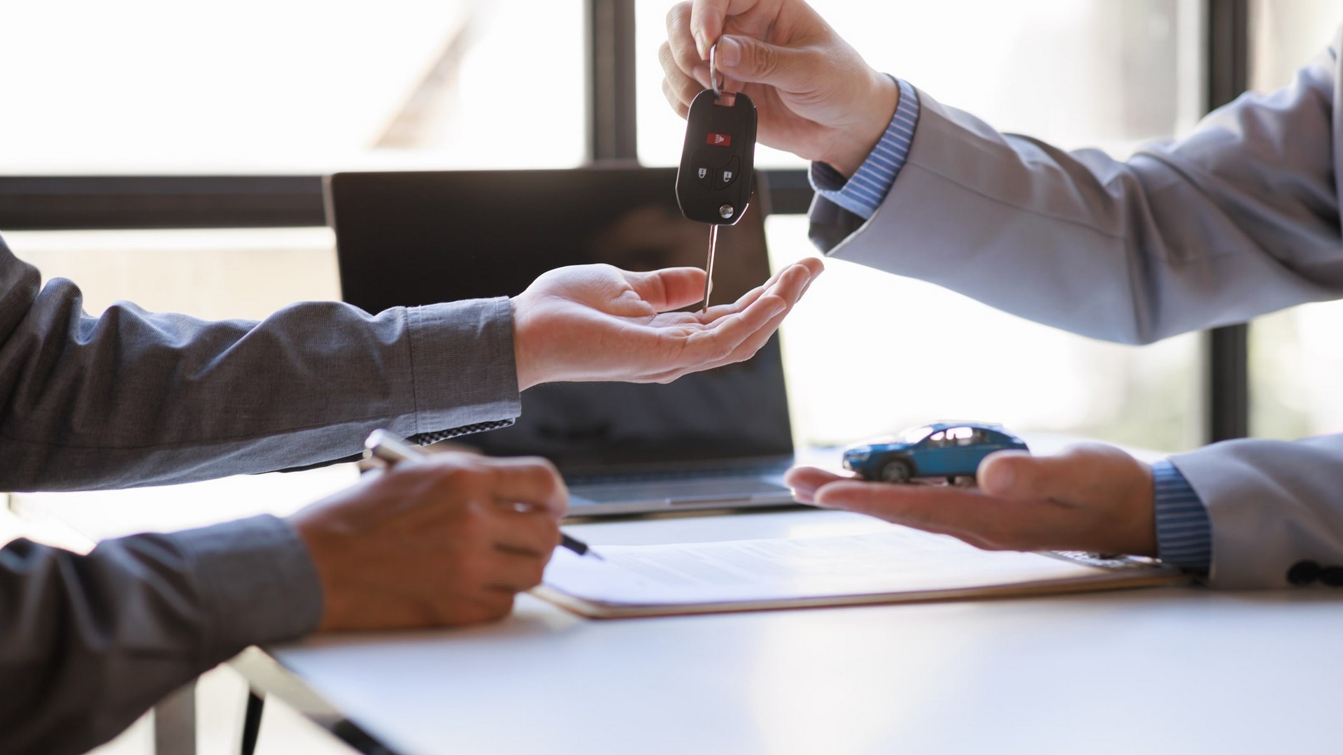 découvrez pourquoi les assurances auto pour véhicules électriques (ve) augmenteront en 2025, les facteurs qui influencent cette hausse et nos conseils pour mieux gérer vos dépenses en assurance automobile.