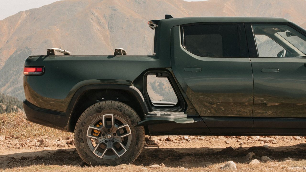 découvrez les raisons de la récente hausse de prix du tesla cybertruck, ses impacts sur le marché automobile et ce que cela signifie pour les consommateurs en 2024.