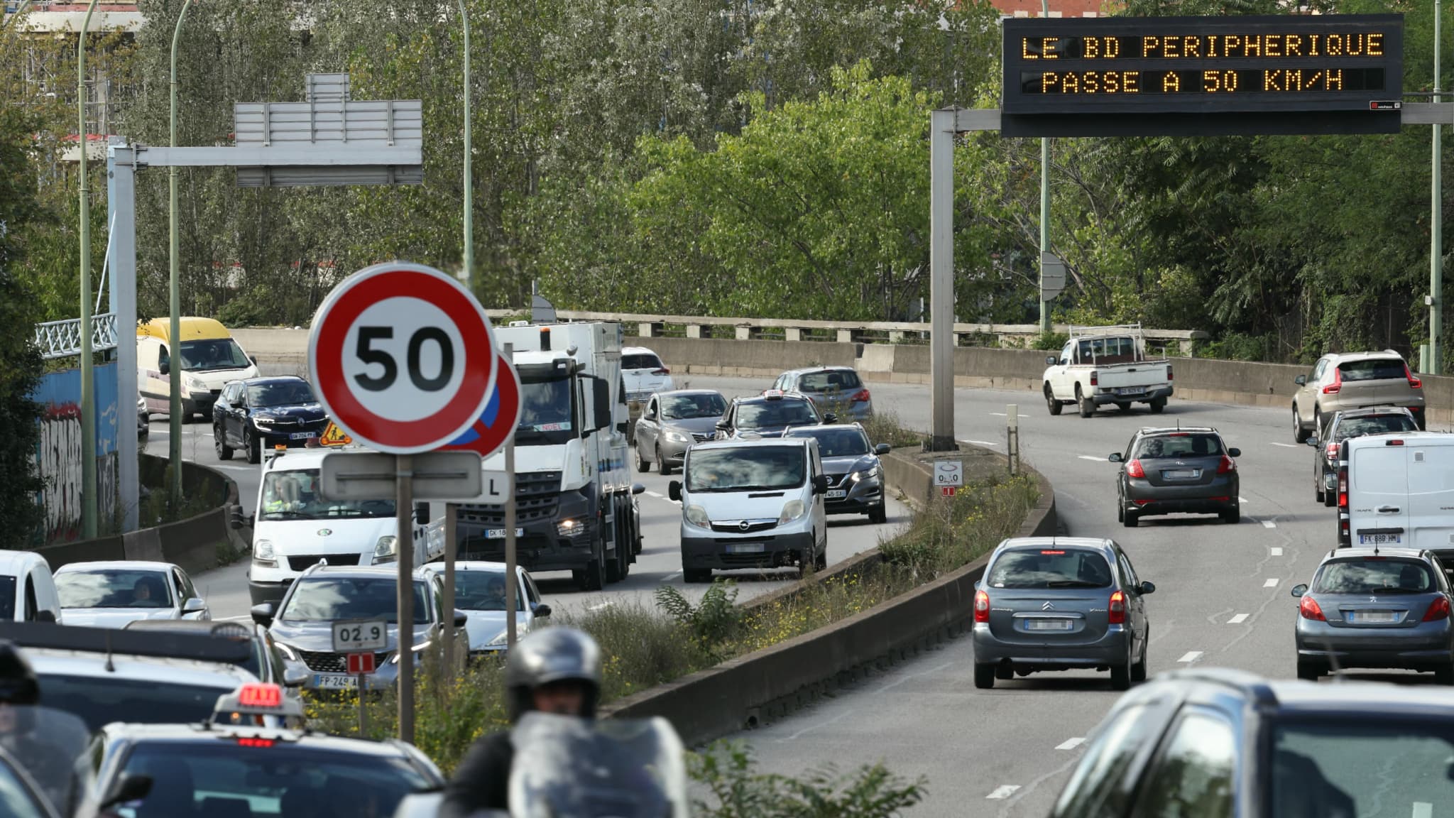 découvrez l'impact de la circulation sur la qualité de l'air autour du périphérique parisien et les enjeux pour la santé et l'environnement à paris.