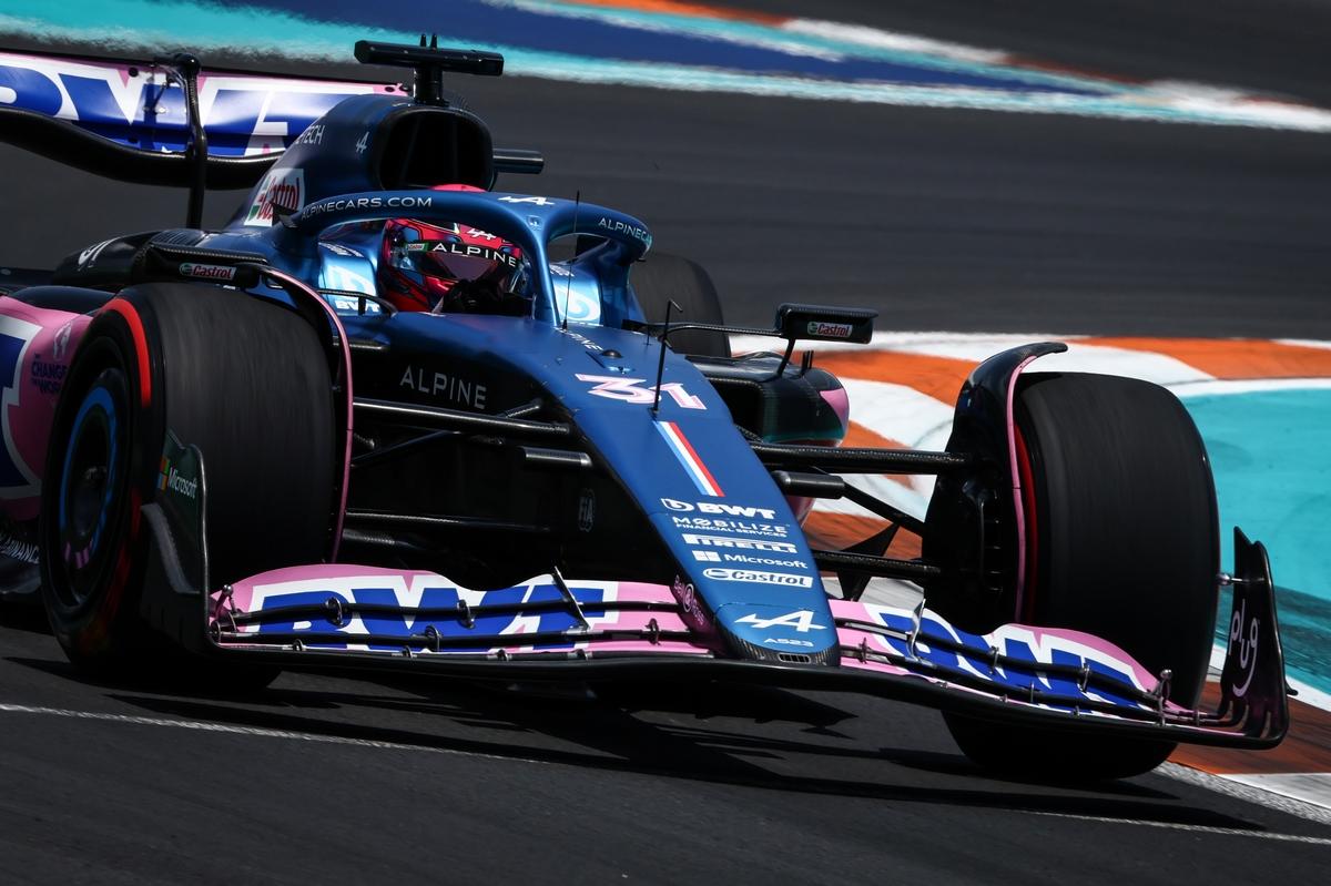 renault dément officiellement les rumeurs concernant la vente de son écurie alpine f1. découvrez les raisons de ce démenti et l'avenir du constructeur français en formule 1.