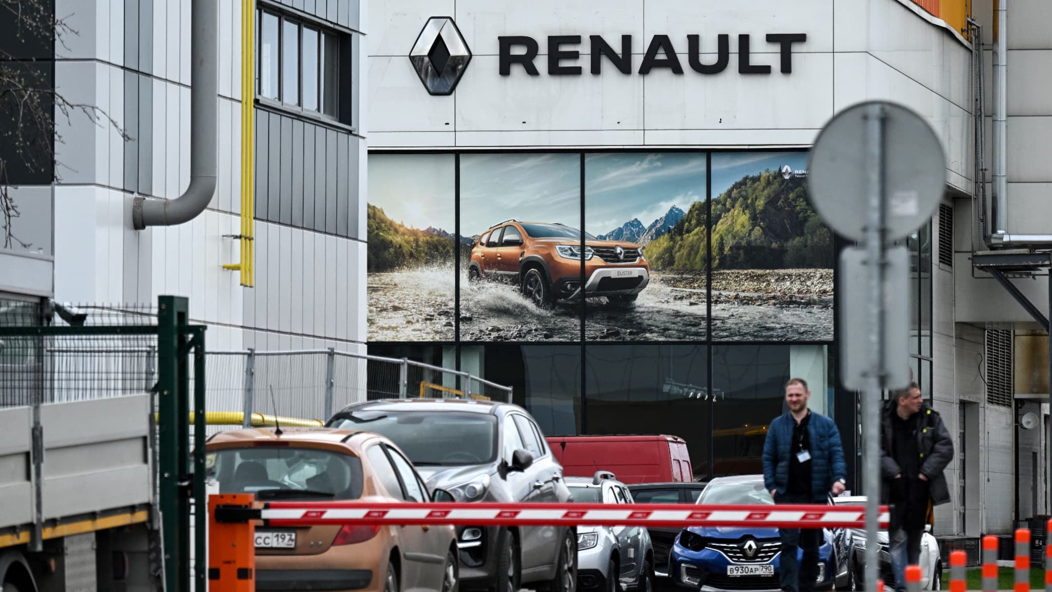 découvrez comment renault fait face aux menaces de la russie et les enjeux économiques et industriels auxquels le constructeur automobile français doit répondre.