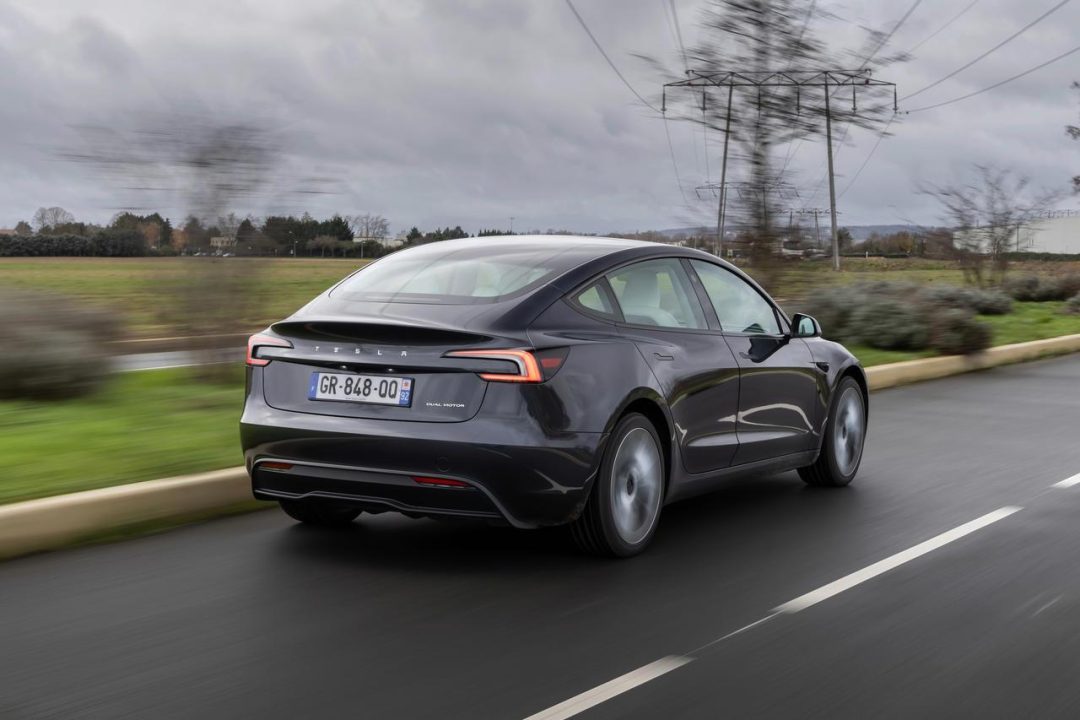découvrez comment fonctionne le retour automatique des clignotants sur la tesla model 3, astuces d'utilisation et solutions en cas de problème. optimisez votre expérience de conduite avec nos conseils pratiques.