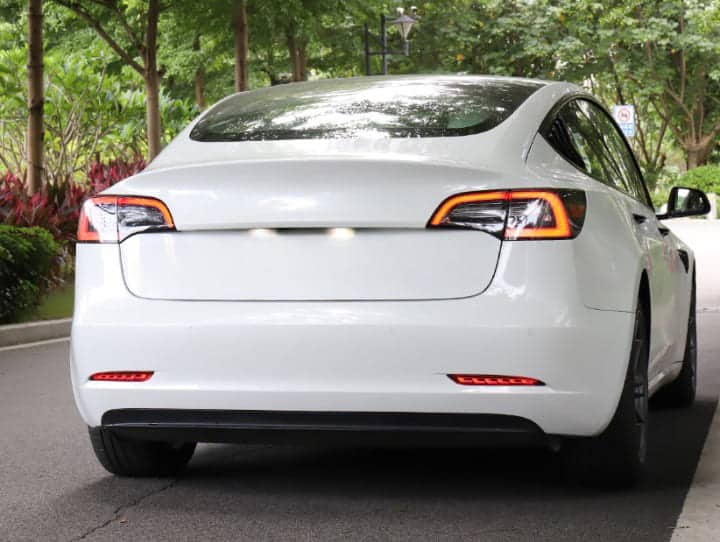 découvrez comment fonctionne le retour automatique des clignotants sur la tesla model 3, astuces d'utilisation et solutions en cas de dysfonctionnement.