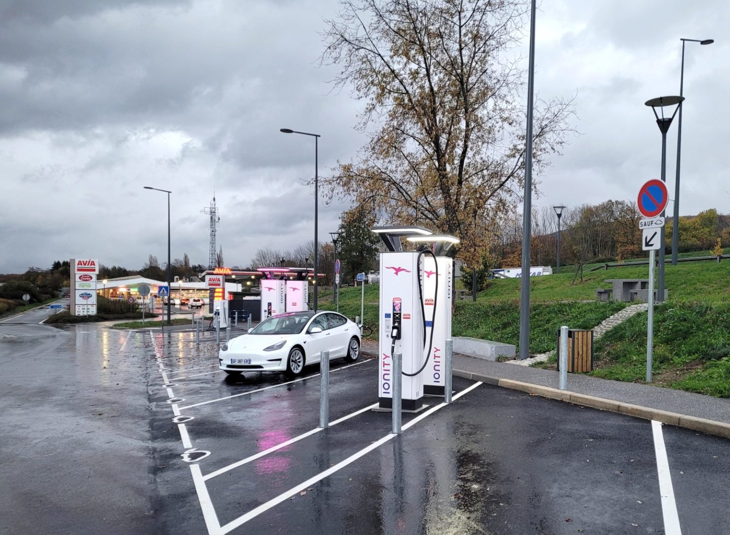 découvrez la station de recharge à castelnaudary, l'endroit idéal pour recharger votre véhicule électrique en toute simplicité. profitez de services pratiques et d'une localisation centrale pour recharger rapidement avant de reprendre la route.