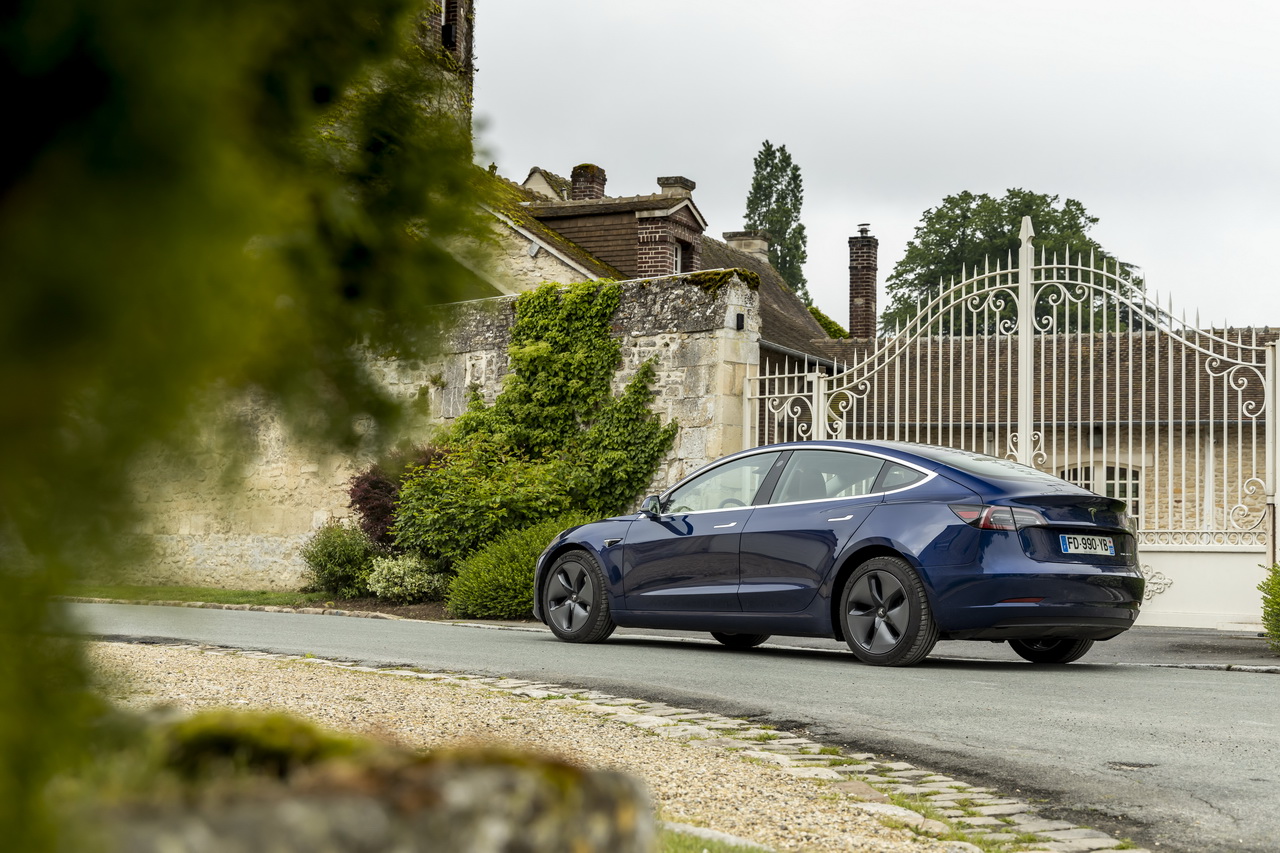 découvrez tout sur l’autonomie de la tesla model 3 : distance parcourue avec une charge, conseils d’optimisation et comparatif des différentes versions. profitez d’une expérience de conduite électrique sans compromis !
