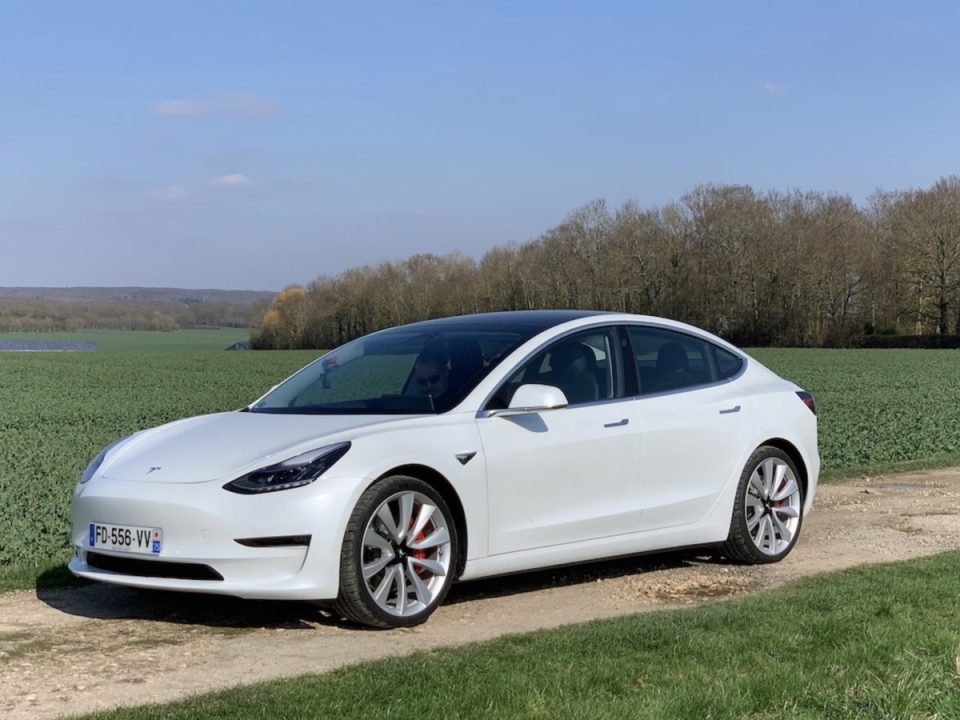 découvrez tout sur l’autonomie de la tesla model 3 : performances, consommation, conseils pour optimiser la batterie et comparatif des différentes versions. informez-vous avant d’acheter !