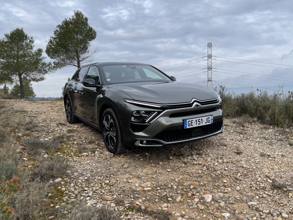 découvrez tout ce qu'il faut savoir sur les automobiles coûteuses : caractéristiques, modèles de luxe, performances et conseils pour bien choisir votre véhicule haut de gamme.