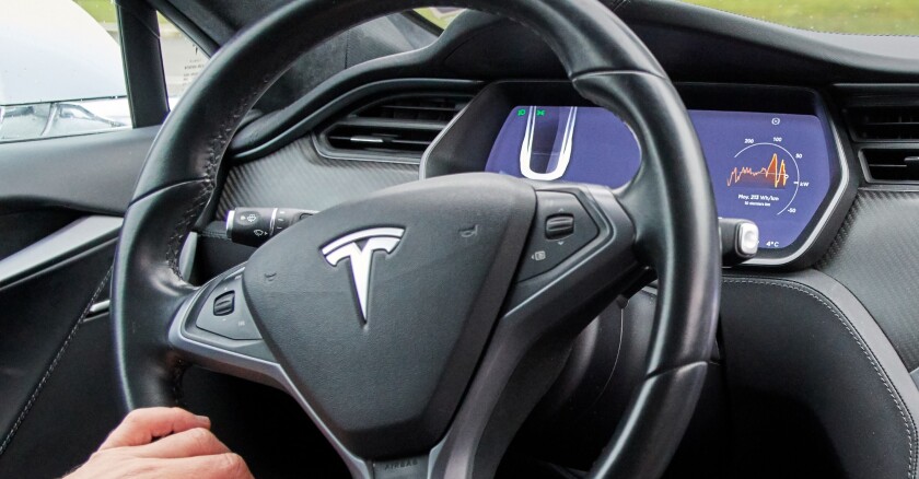 découvrez les causes du déclin de tesla, ses défis récents sur le marché automobile et les perspectives d'avenir du constructeur innovant.