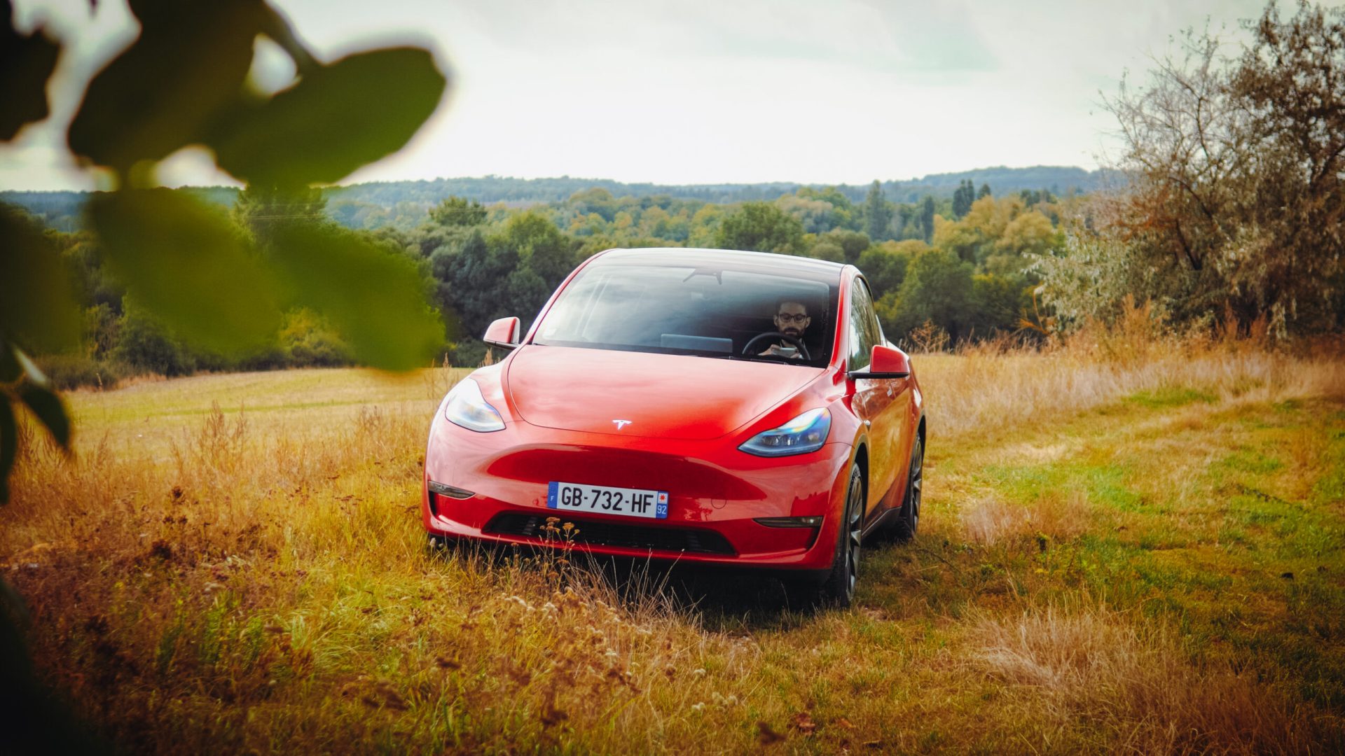 découvrez les raisons du déclin de tesla, analyse des facteurs qui impactent la performance de l'entreprise et ses perspectives d'avenir sur le marché automobile.